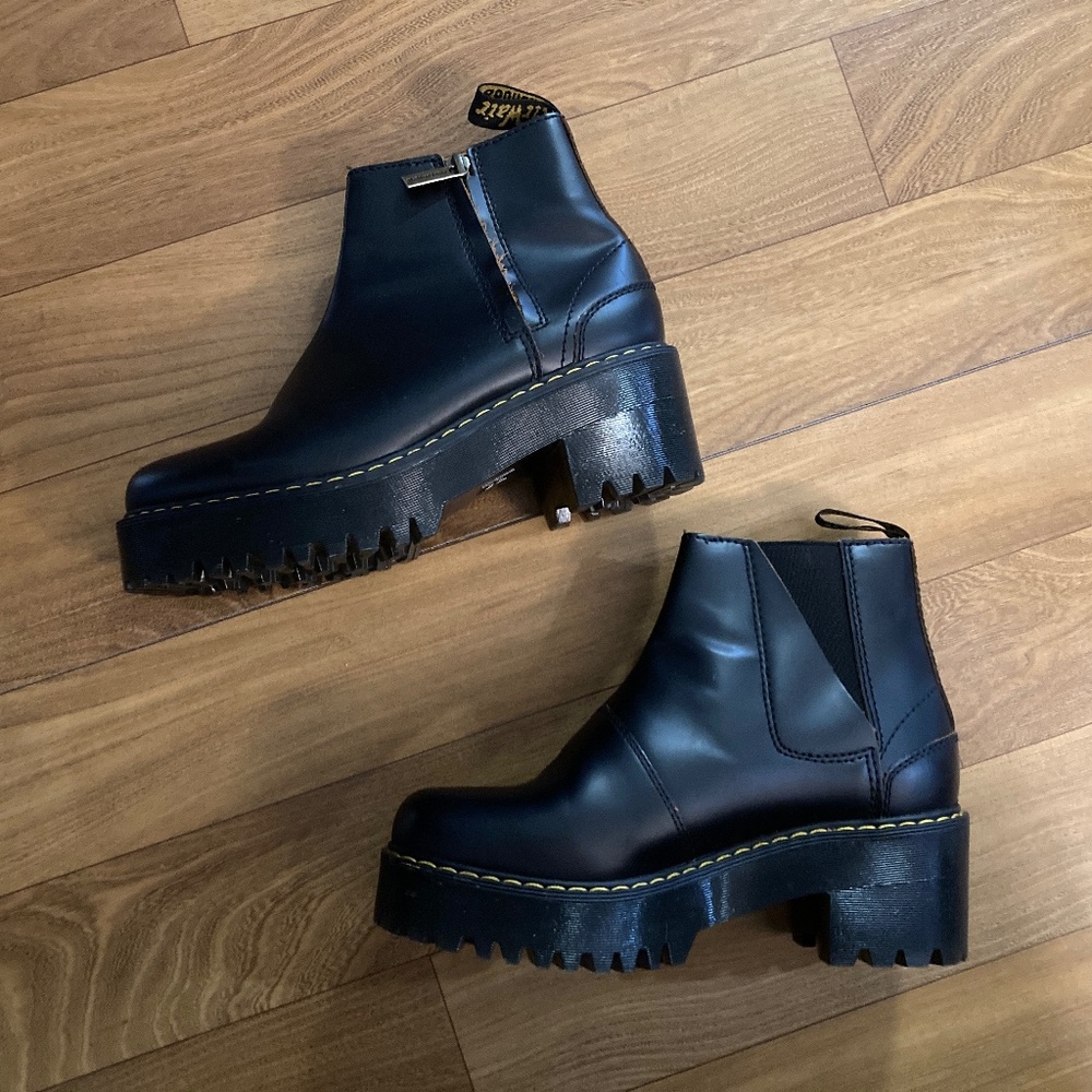 Dr. Martens Rometty II Black Smooth Leather Chelsea Zip Ankle Boots - Women US 7